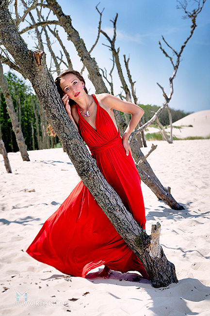 Kateřina Volná - V červených rozevlátých šatech na poušti