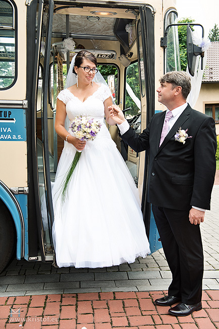 Lenka Frischová, Petr Koch - Manželé vystupují z autobusu